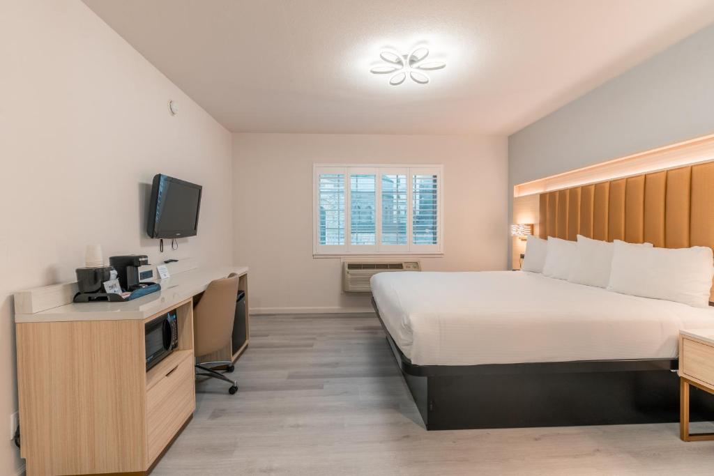 Deluxe King Room – Non-Smoking