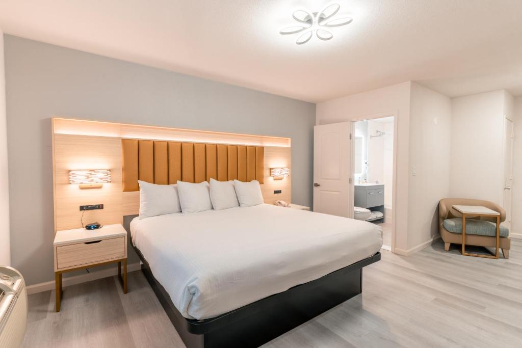 Deluxe King Room – Non-Smoking