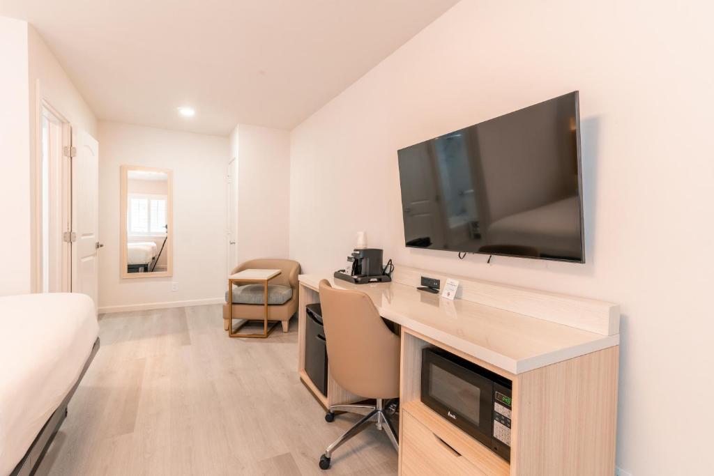 Deluxe King Room – Non-Smoking