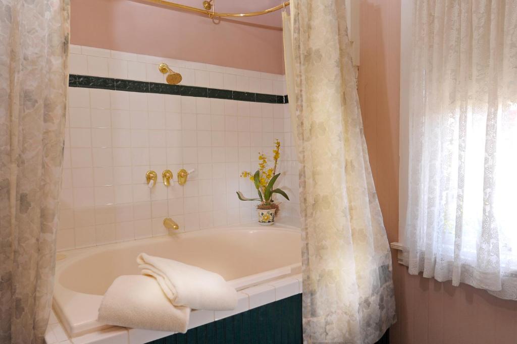 Queen Room with Spa Bath