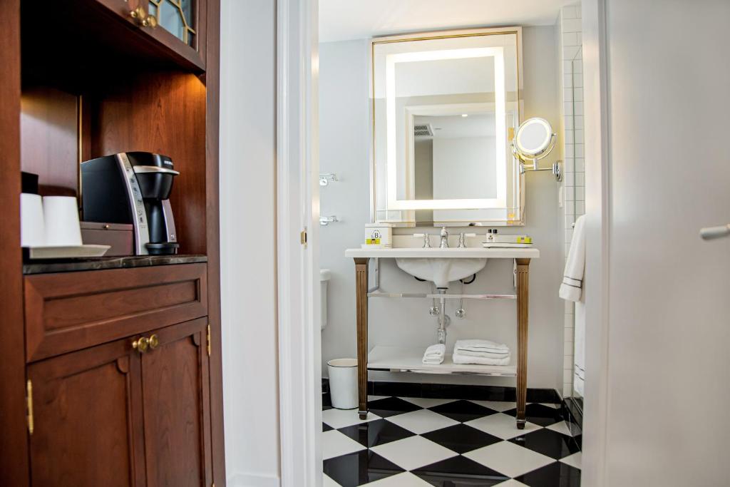 Premium King Room with City View