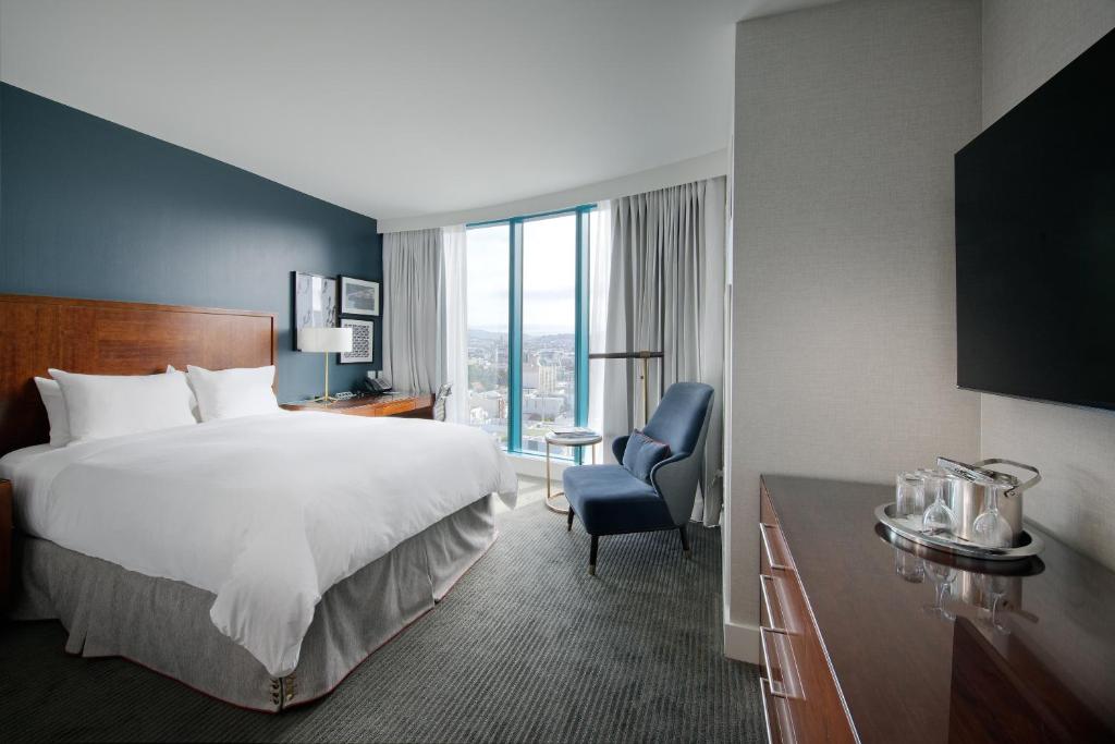 Classic Queen Room with Skyline View