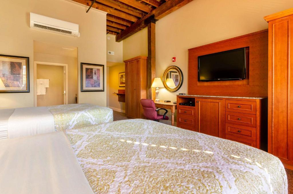 Standard Double Room with Two Double Beds – Non Smoking