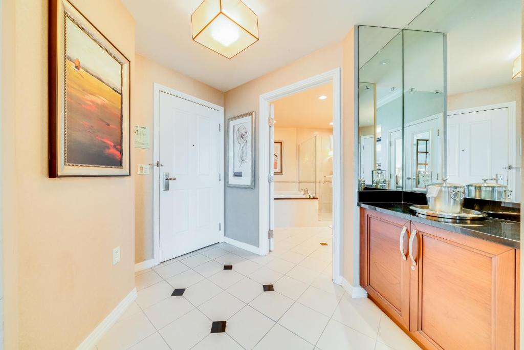 Elite Deluxe Studio with Jetted Tub