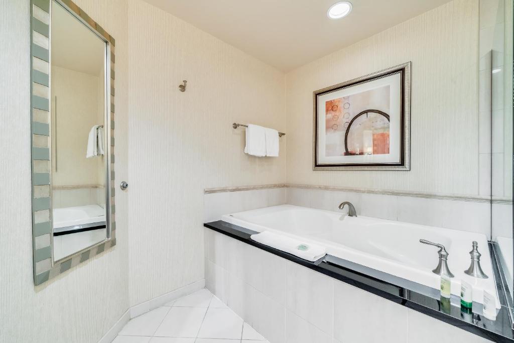 Elite Deluxe Studio with Jetted Tub