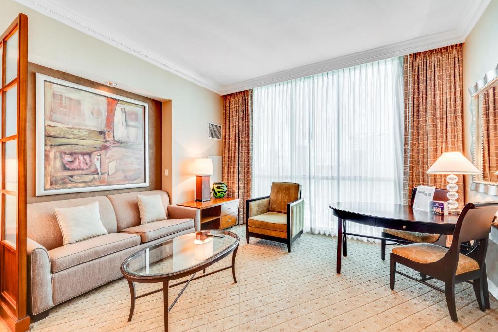 Elite Deluxe Studio with Jetted Tub