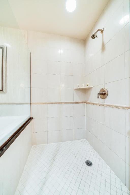 Elite Deluxe Studio with Jetted Tub