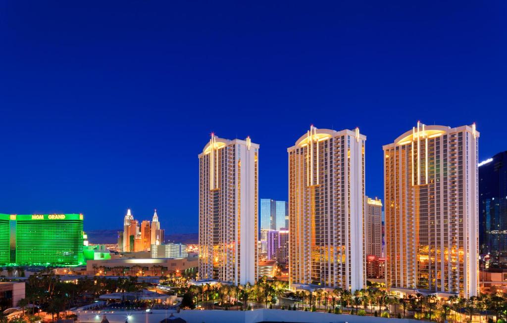 Elite Deluxe Studio with Jetted Tub