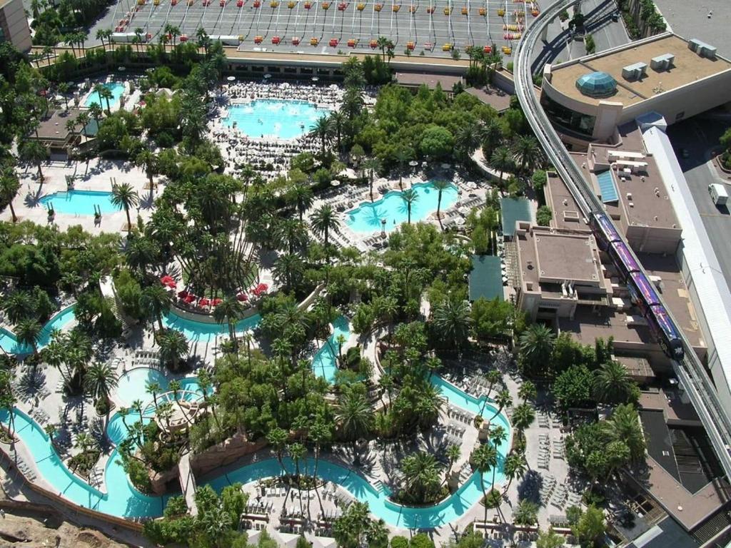 Elite Deluxe Studio with Jetted Tub