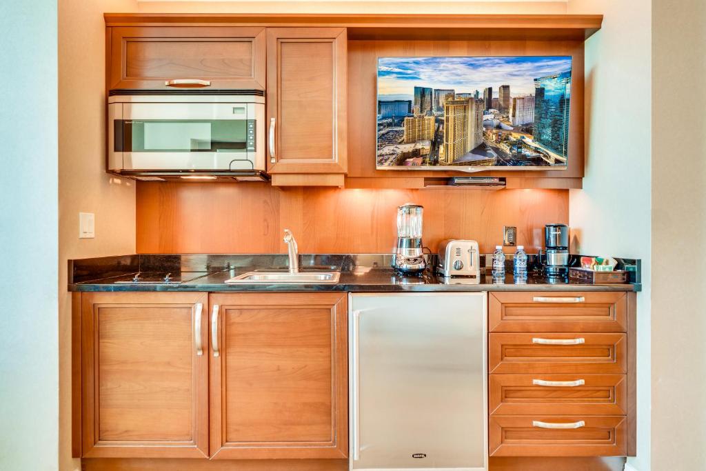 Elite Deluxe Studio with Jetted Tub