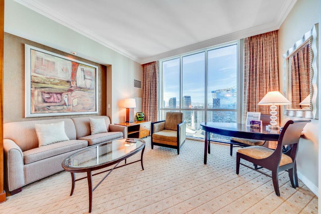 Elite Deluxe Studio with Jetted Tub