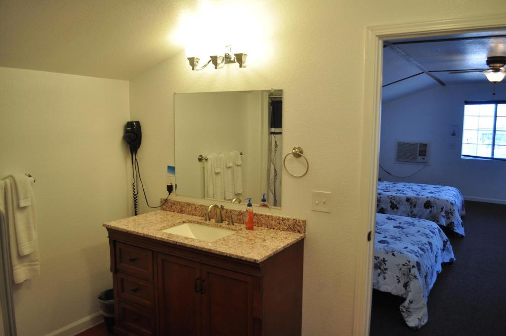 Family Room with Three Queen Beds