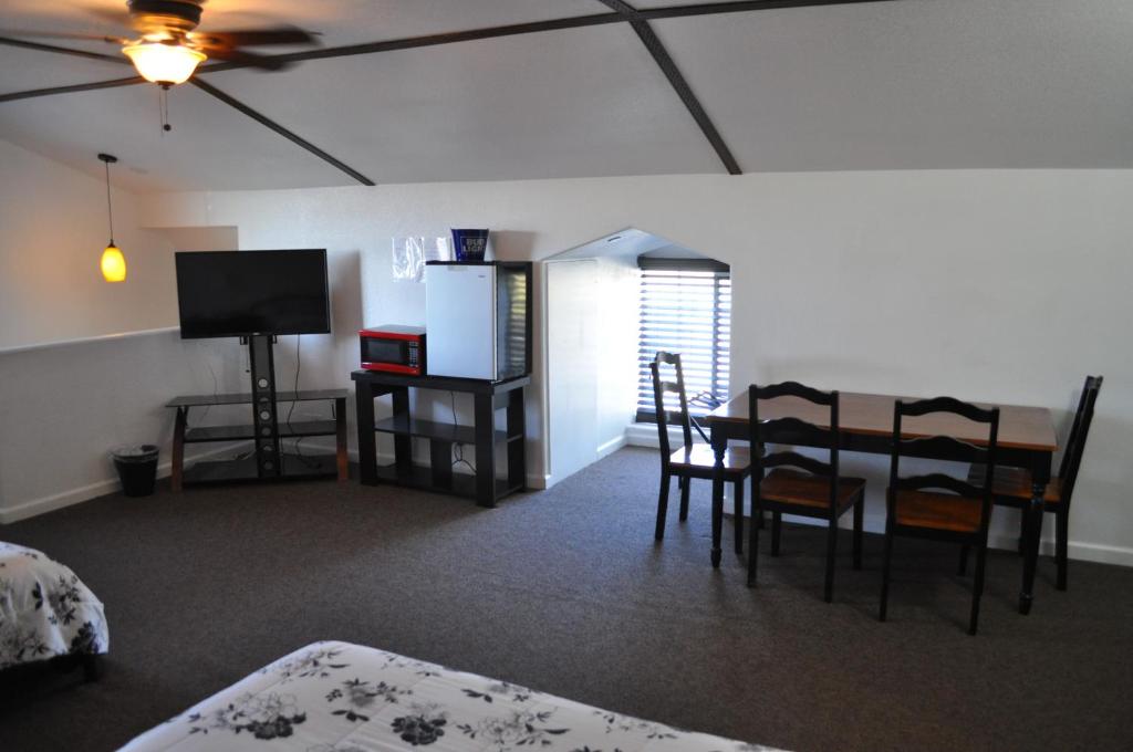 Family Room with Three Queen Beds