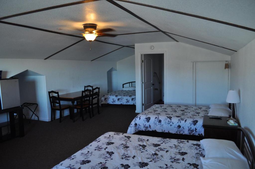 Family Room with Three Queen Beds