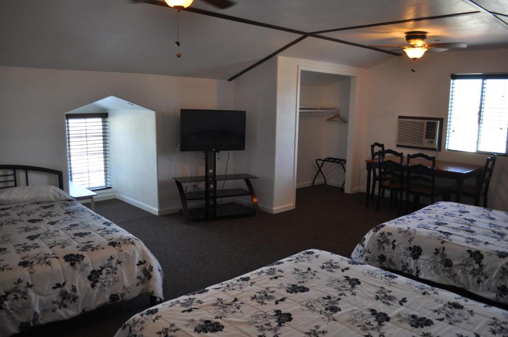 Family Room with Three Queen Beds