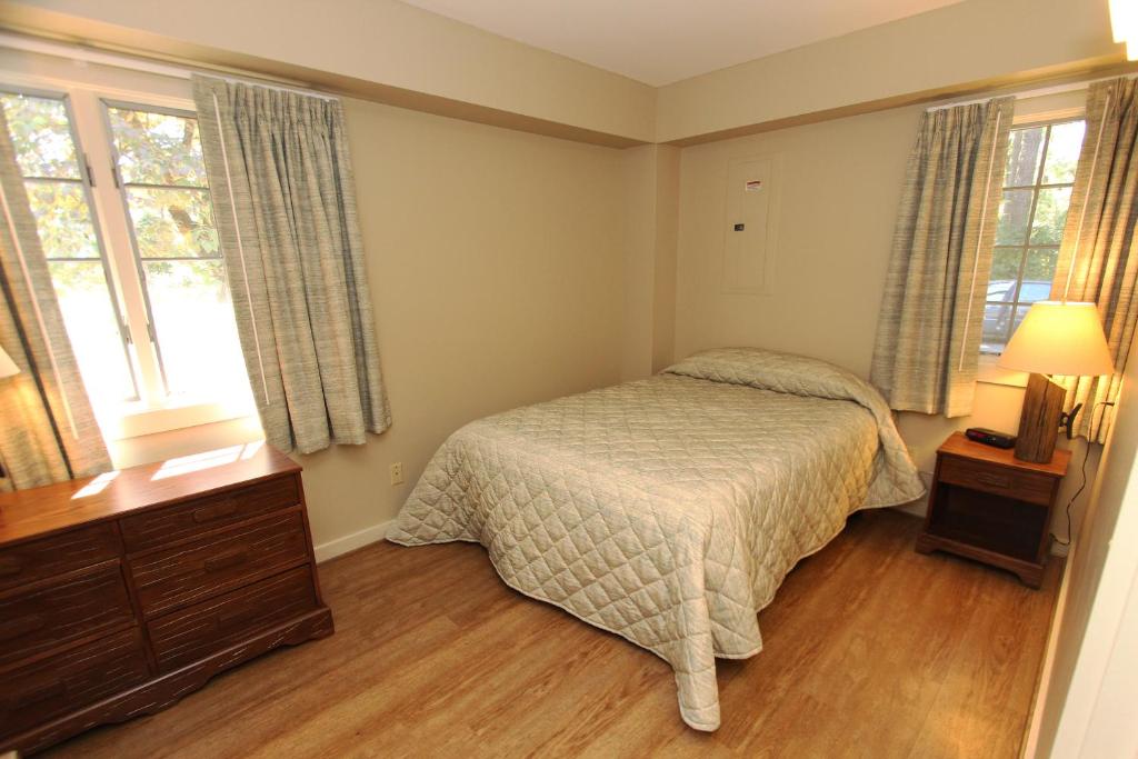 One-Bedroom Cottage with 1 Queen Bed ADA