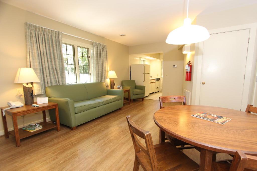 One-Bedroom Cottage with One Queen Bed