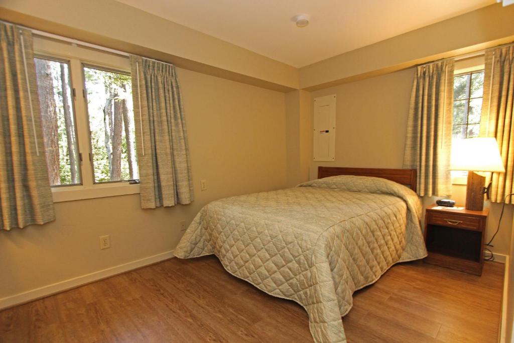 One-Bedroom Cottage with One Queen Bed