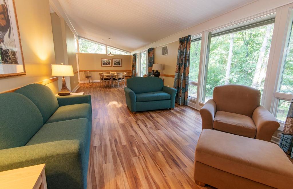 Three-Bedroom Executive Cottage with Five Double Beds