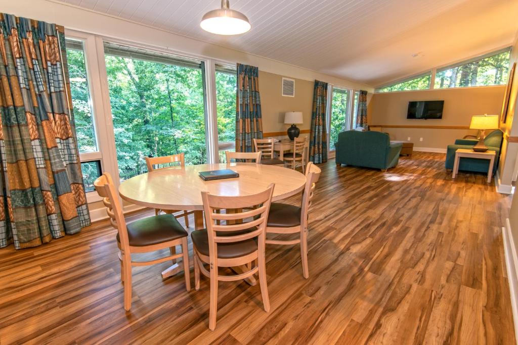 Three-Bedroom Executive Cottage with Five Double Beds