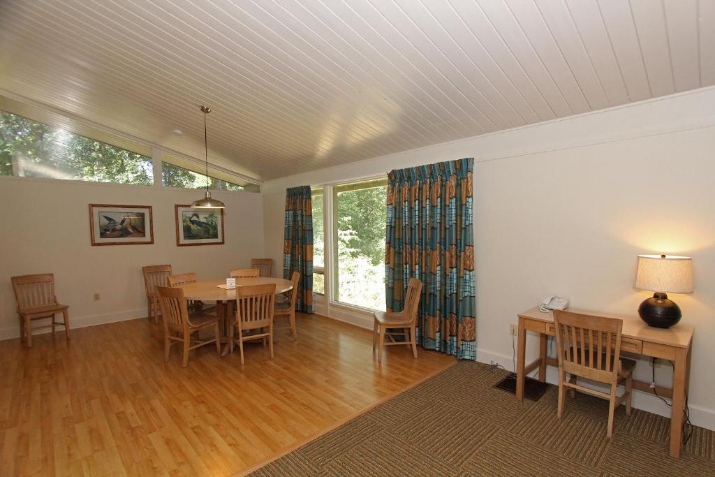 Three-Bedroom Executive Cottage with Five Double Beds