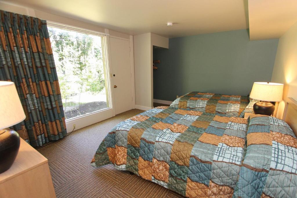 Three-Bedroom Executive Cottage with Five Double Beds