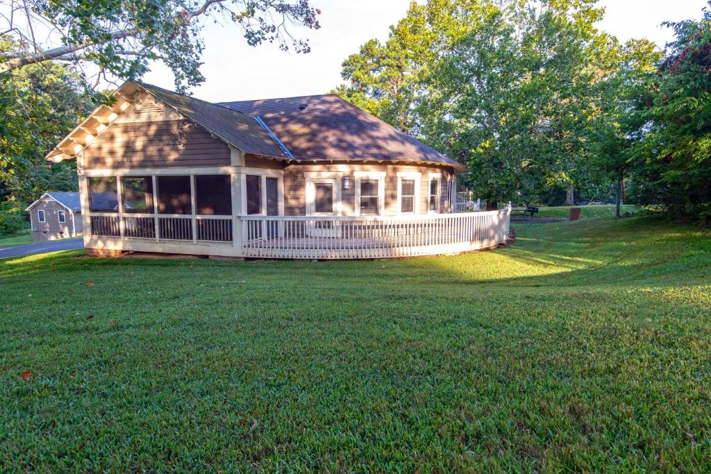 Two-Bedroom Deluxe Cottage with Three Double Beds ADA