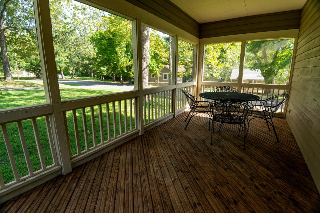 Two-Bedroom Deluxe Cottage with Three Double Beds ADA