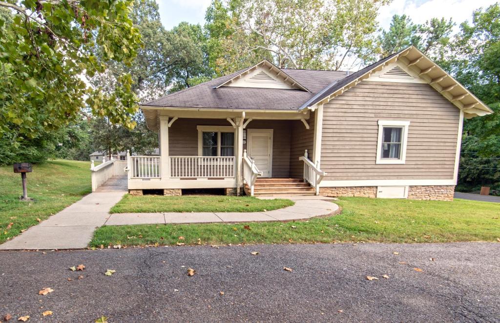 Two-Bedroom Deluxe Cottage with Three Double Beds ADA