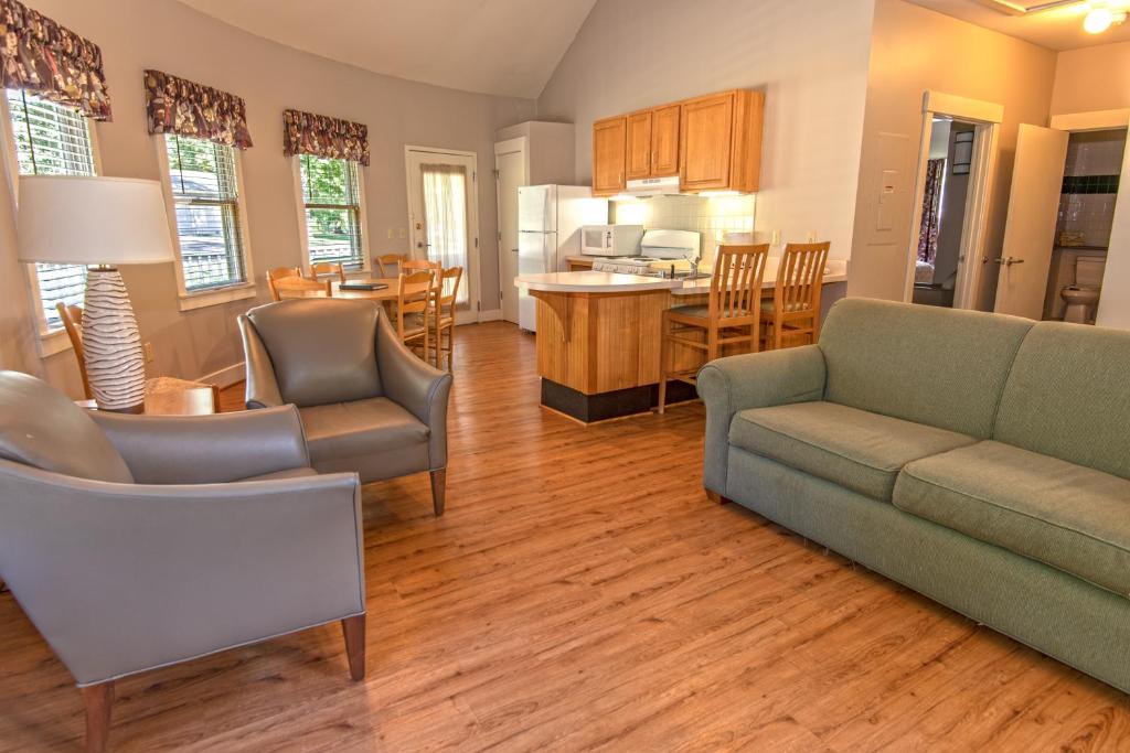 Two-Bedroom Deluxe Cottage with Three Double Beds ADA