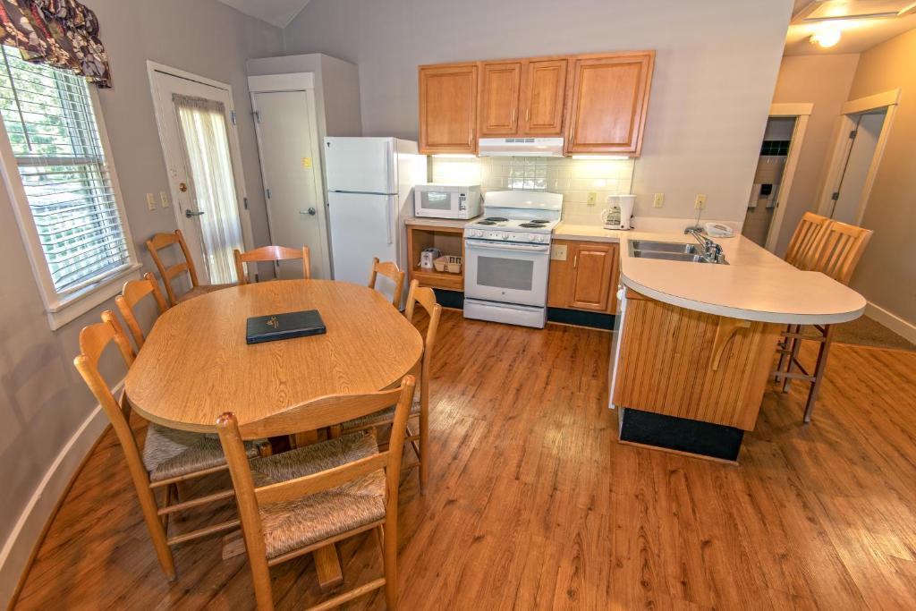 Two-Bedroom Deluxe Cottage with Three Double Beds ADA