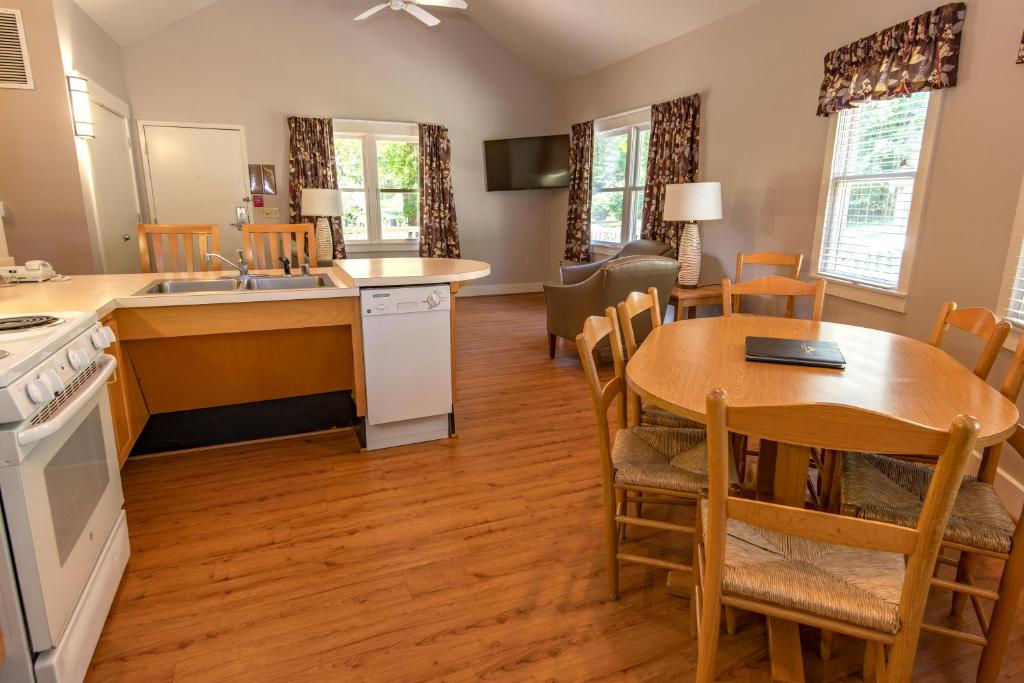 Two-Bedroom Deluxe Cottage with Three Double Beds ADA