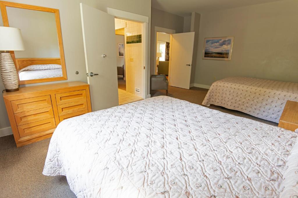 Two-Bedroom Deluxe Cottage with Three Double Beds ADA