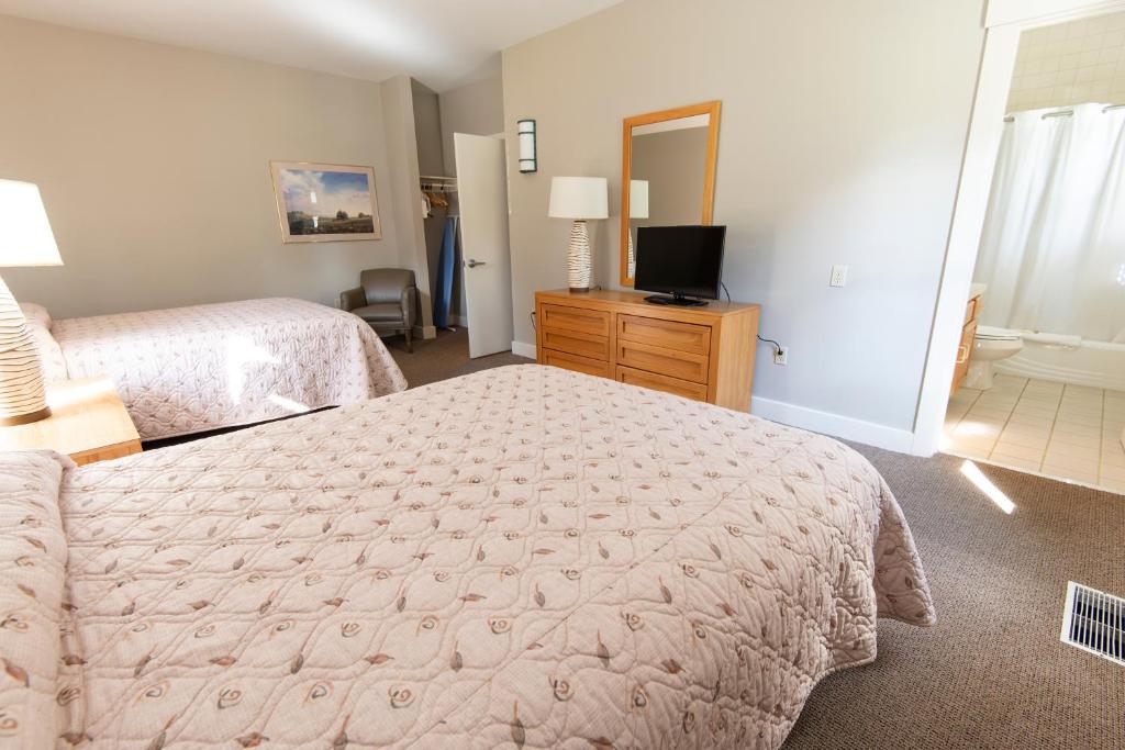 Two-Bedroom Deluxe Cottage with Three Double Beds ADA