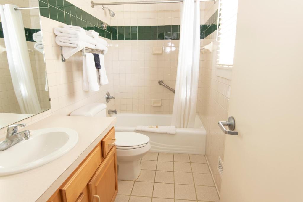 Two-Bedroom Deluxe Cottage with Three Double Beds ADA