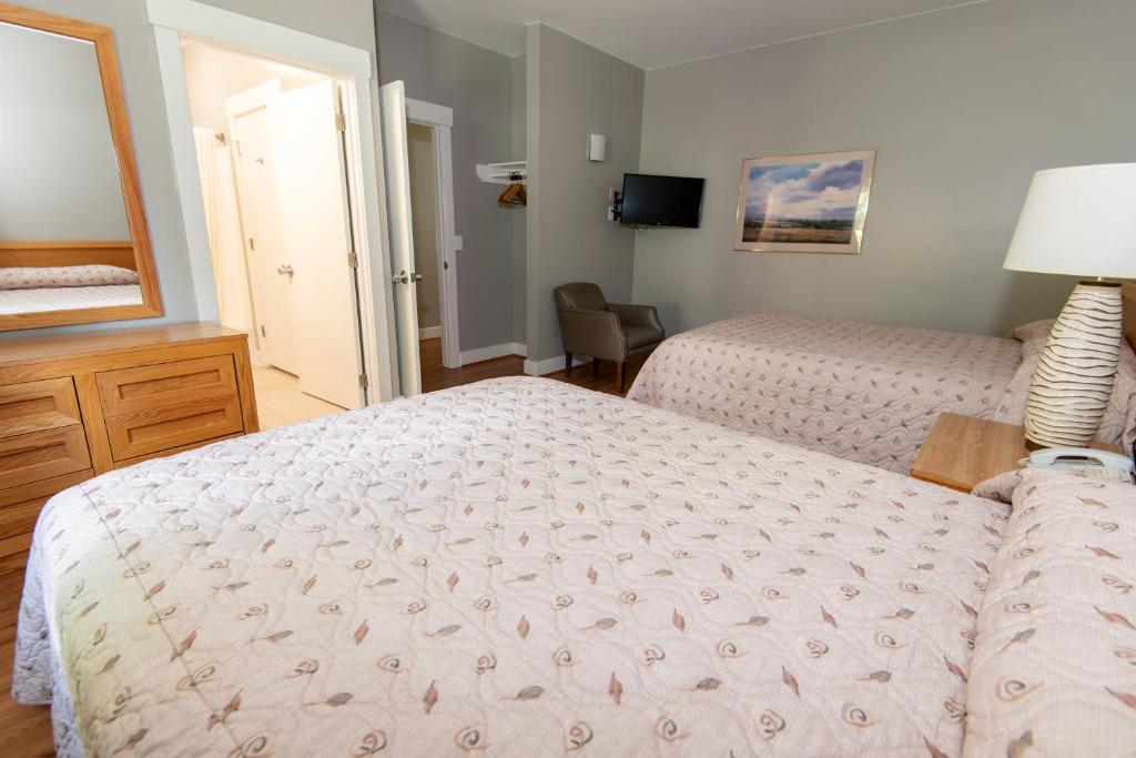 Two-Bedroom Deluxe Cottage with Two Double Beds