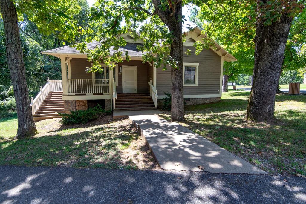 Two-Bedroom Deluxe Cottage with Two Double Beds