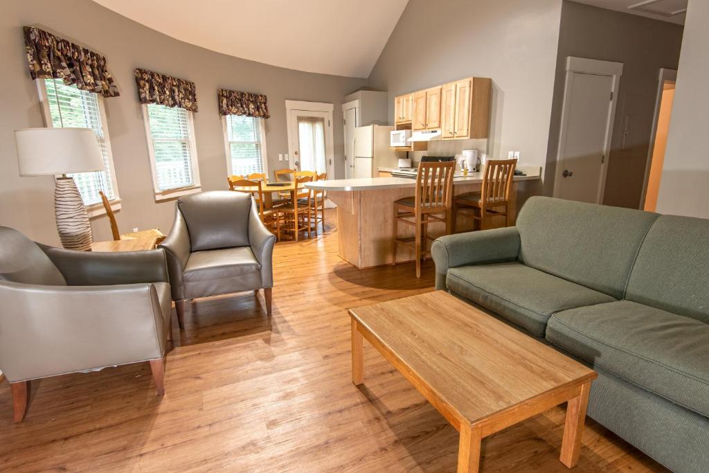 Two-Bedroom Deluxe Cottage with Two Double Beds