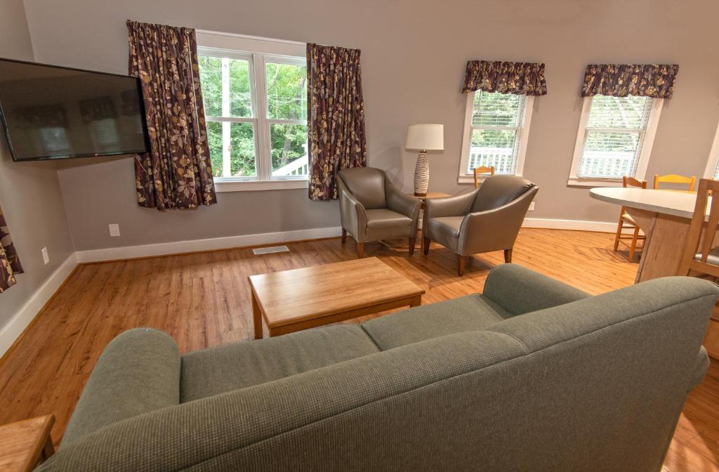 Two-Bedroom Deluxe Cottage with Two Double Beds