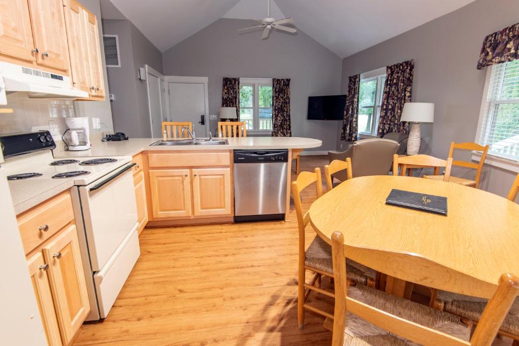 Two-Bedroom Deluxe Cottage with Two Double Beds