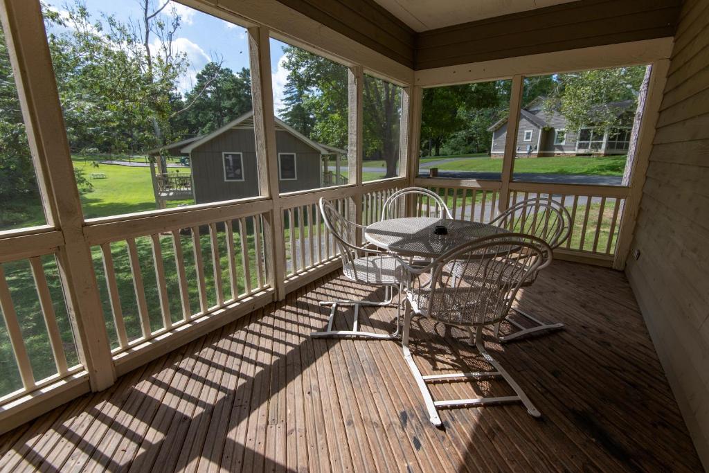 Two-Bedroom Deluxe Cottage with Two Double Beds