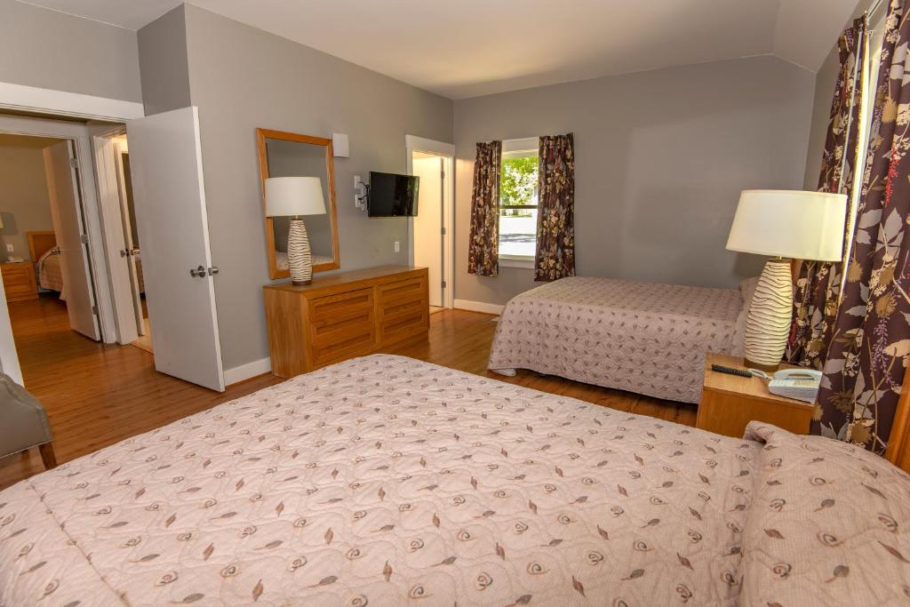 Two-Bedroom Deluxe Cottage with Two Double Beds