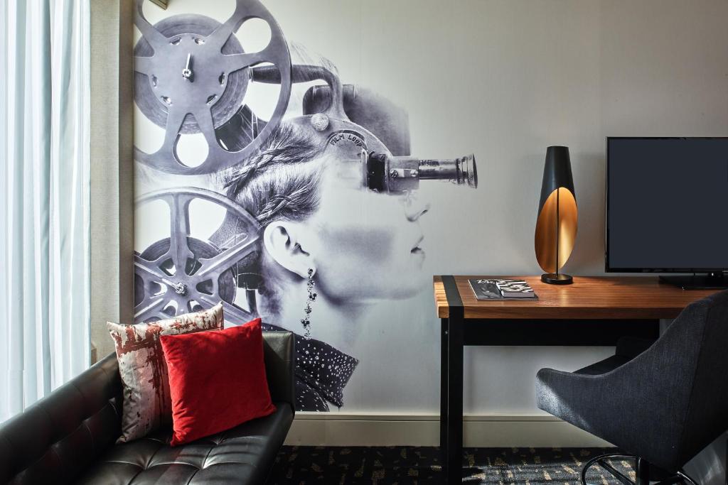 Essential King Room with Beverly Hills View