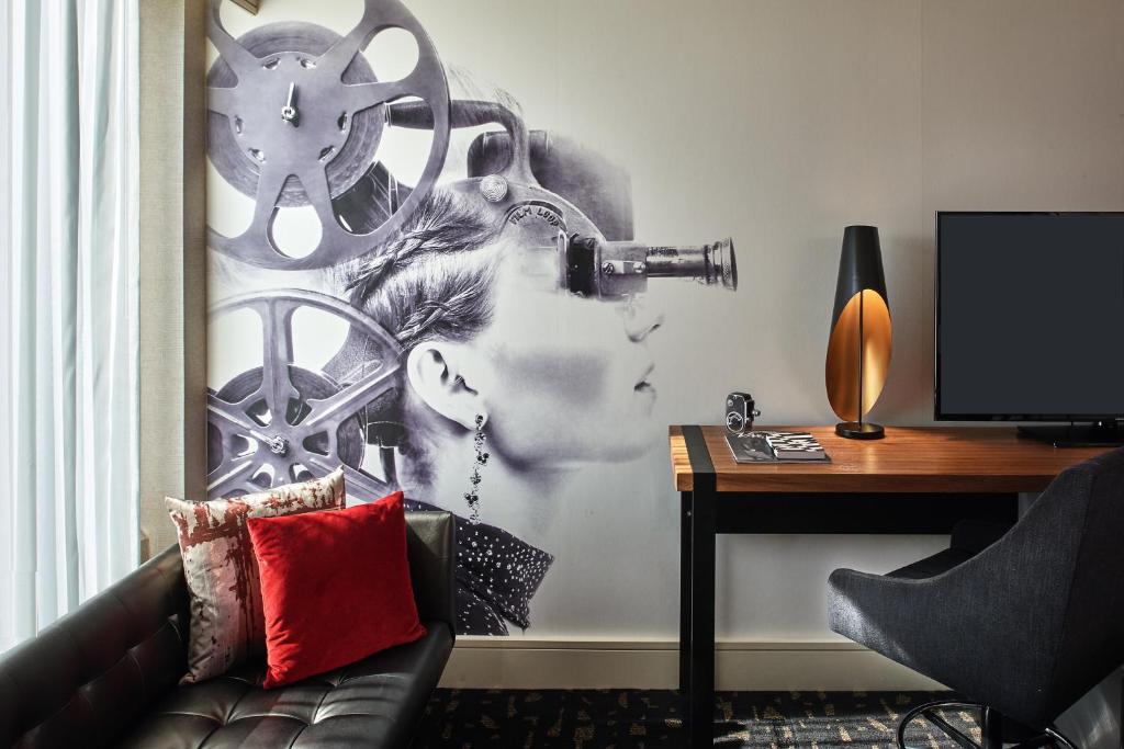 Essential King Room with Beverly Hills View