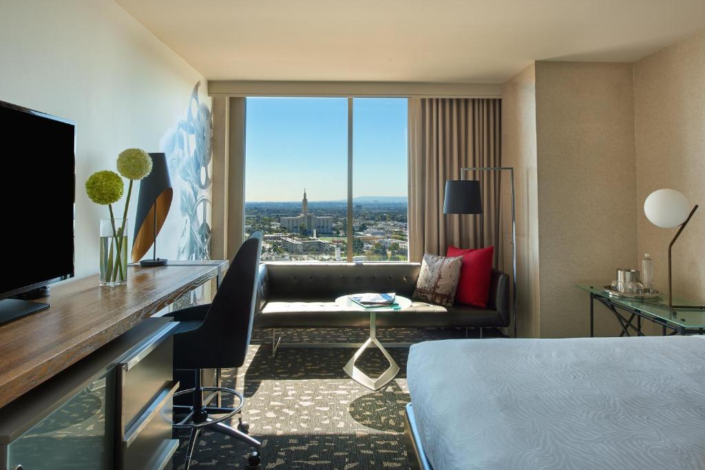 Essential King Room with Skyline View