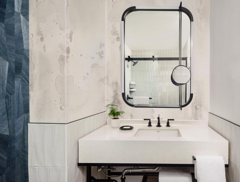 Premium Corner King Room