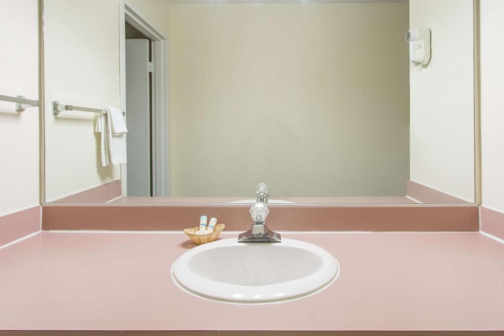 Queen Room – Non-Smoking