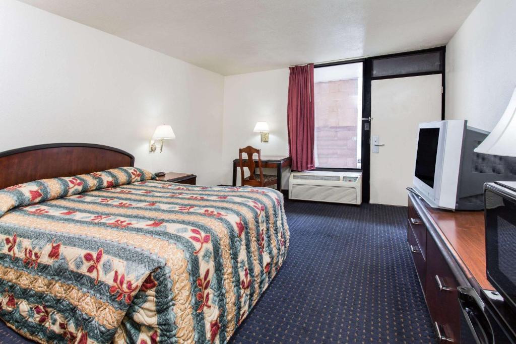 Queen Room – Non-Smoking