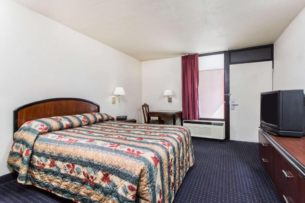 Queen Room – Non-Smoking