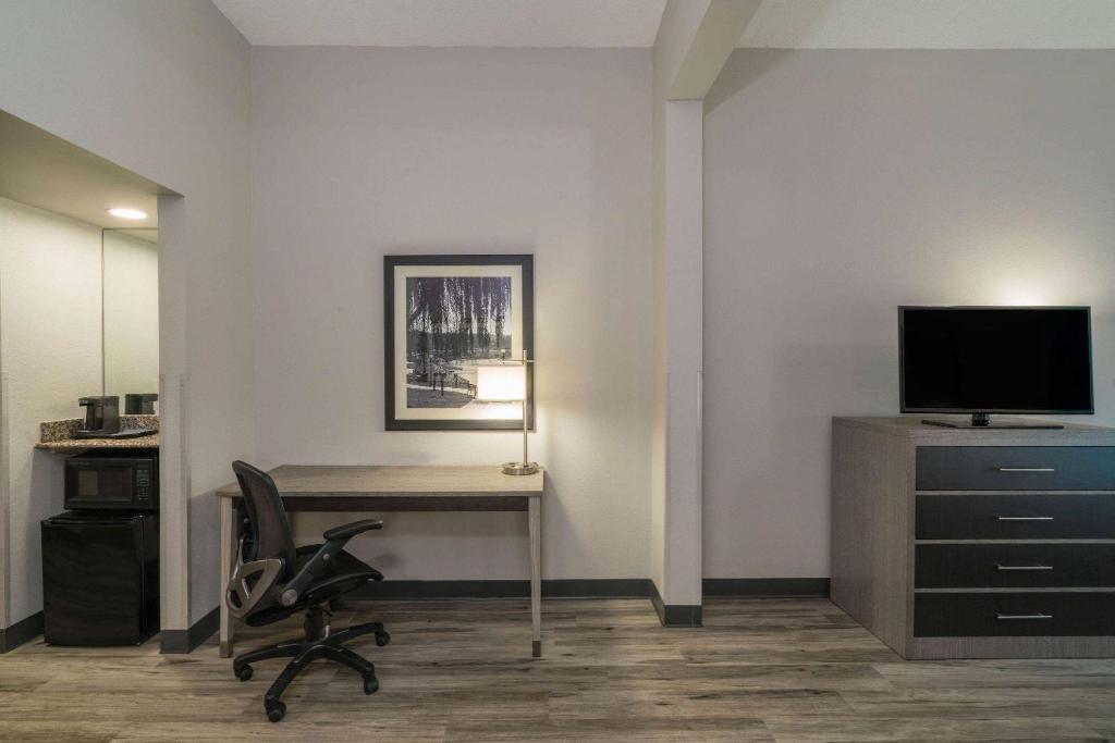 One-Bedroom Executive King Suite – Non-Smoking